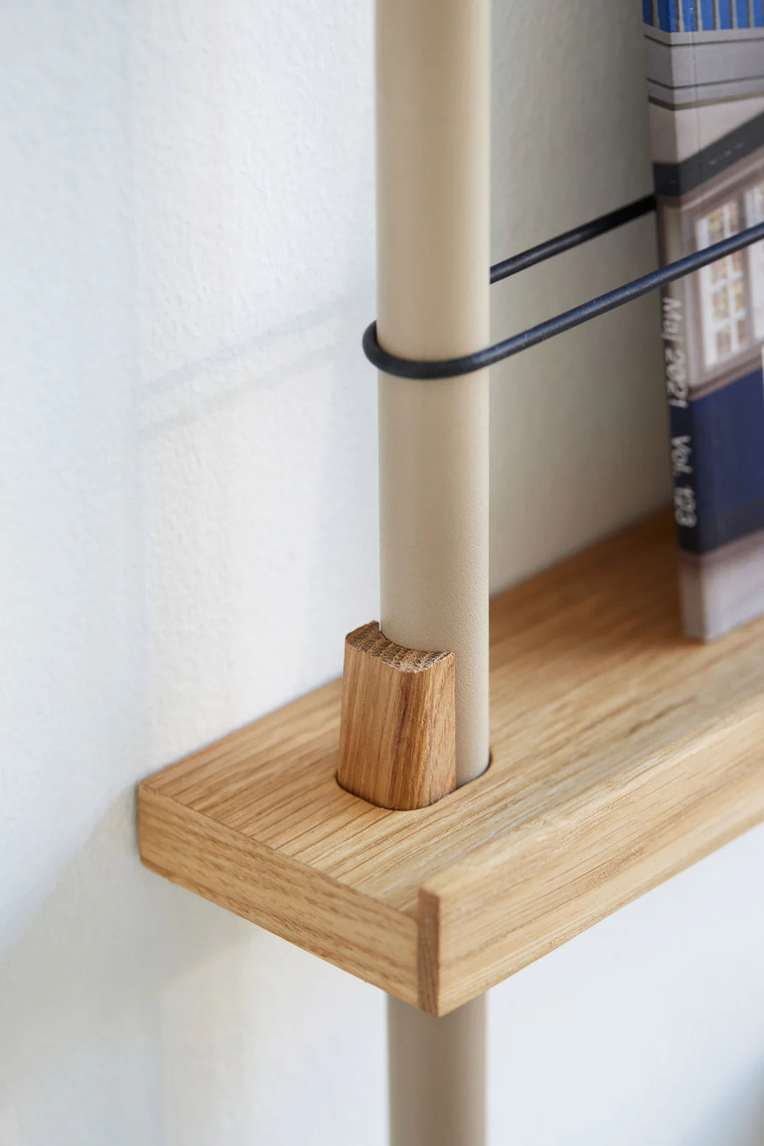 Magazine shelf in oak and warm gray